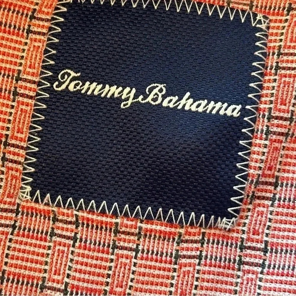 Tommy Bahama 100 % Silk Men’s Medium Geometric Pattern Red Black EUC Button Down - Picture 3 of 8